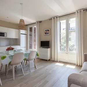 Aparteasy - Family 4-bedroom , Barcelona Spain